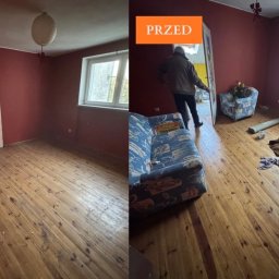 Wywieziemy24 - Zdjęcie 'przed i po' przedstawia pokój z drewnianą podłogą. Po lewej stronie pokój jest pusty i wysprzątany, po prawej zagracony meblami i przedmiotami.