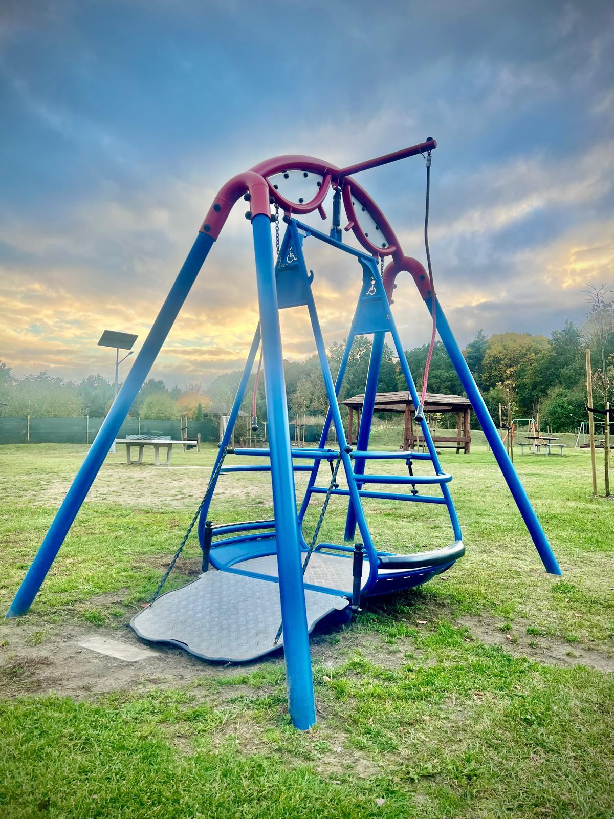 nasza włąsna produkcja- huśtawka integracyjna Zonda stworzona dla użytkowników na wózku inwalidzkim