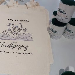 NeoKoszulki.pl - hurtowania odzieży reklamowej i roboczej - Torby bawełniane i kubki z nadrukiem 'Szkolny Konkurs Polonistyczny' dla Zespołu Szkół nr 38 w Warszawie oraz 'Święto Czytania Polskiego 2022'.