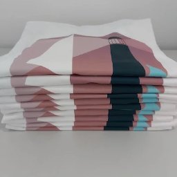 NeoKoszulki.pl - hurtowania odzieży reklamowej i roboczej - Stos białych koszulek z nadrukiem w geometryczny wzór latarni morskiej, wykonanym w odcieniach różu, błękitu i granatu. Realizacja z Warszawy.