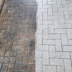 Holm Łukasz Mańka - Kostka brukowa po czyszczeniu: połowa brudna, połowa czysta. Widoczny kontrast przed i po myciu, z bliska, wzór jodełki, mokra powierzchnia.