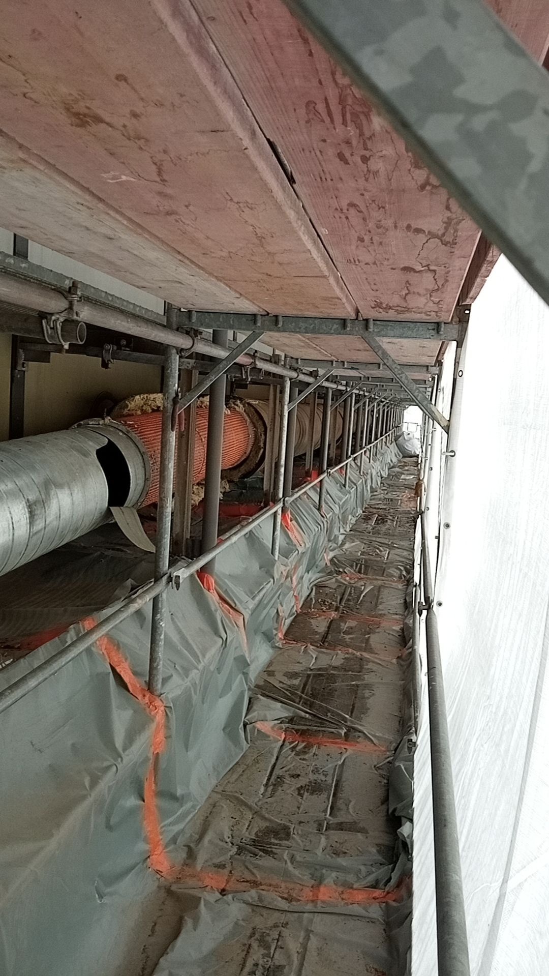 Zabezpieczenie miejsca pracy oraz rozpoczęcie wycinki rur wentylacyjnych za pomocą przysłowiowej 'lisicy'