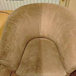 LuxClean - Fotel tapicerowany w odcieniach beżu, widok z góry, efekt czyszczenia 'przed i po' w Warszawie. Widoczna różnica w czystości tapicerki.