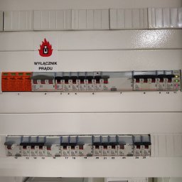 Jarosław Gołembiewski - Rozdzielnia elektryczna z bezpiecznikami, licznikiem i oznaczeniem 'Wyłącznik Prądu'. Widoczne elementy instalacji elektrycznej wewnątrz obudowy.