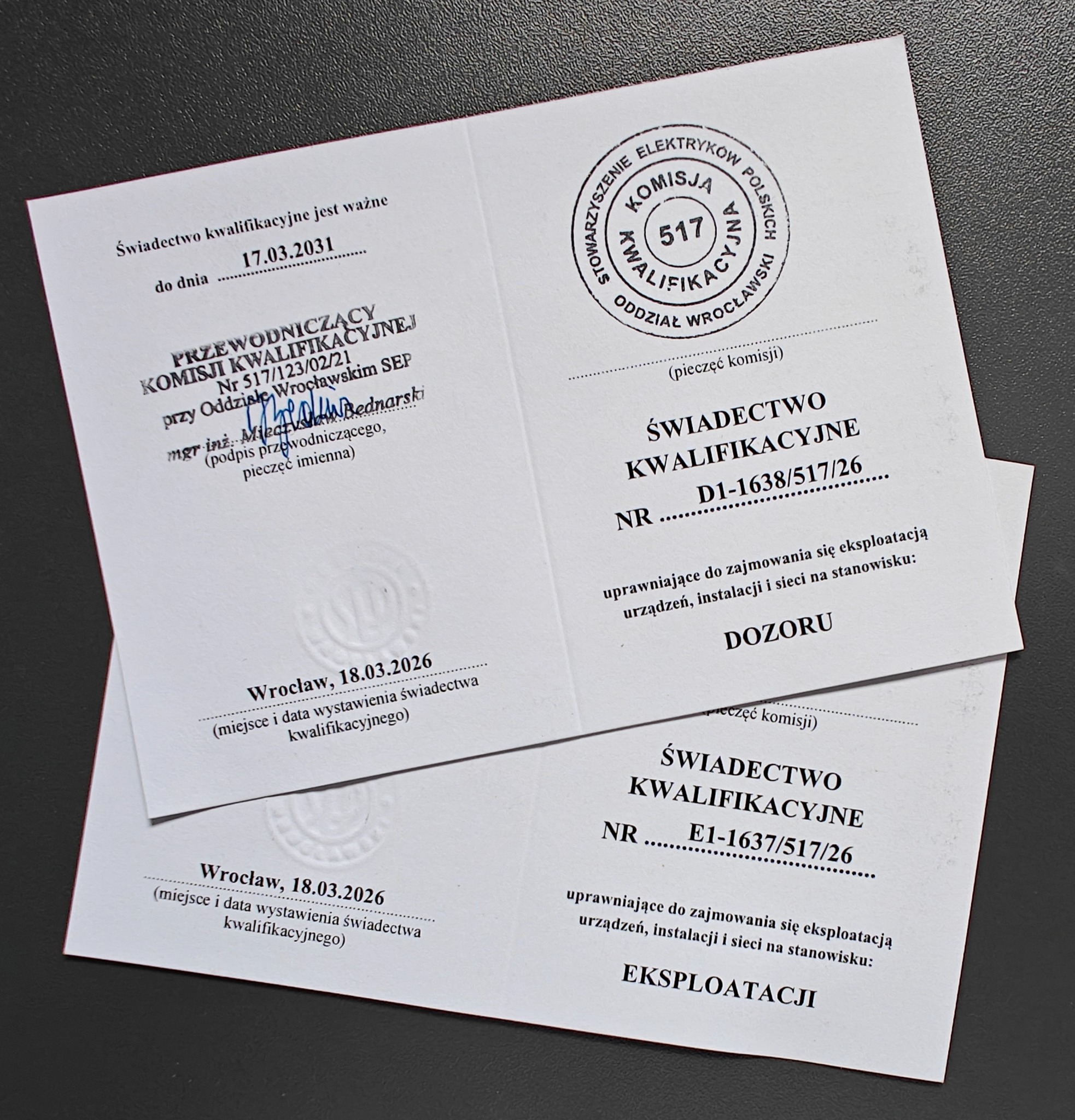 Dwa świadectwa kwalifikacyjne elektryka, uprawniające do dozoru i eksploatacji urządzeń, instalacji i sieci. Dokumenty z pieczęciami i podpisami.