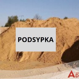 Skład Handlowy ADAMIX Adam Skrobosiński - Góra piasku o drobnej granulacji, przeznaczona na podsypkę, z widocznym logo firmy Adamix w prawym dolnym rogu. Jasne, naturalne oświetlenie.
