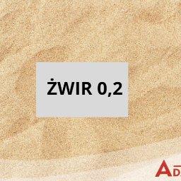 Skład Handlowy ADAMIX Adam Skrobosiński - Jasny żwir o frakcji 0,2, prezentowany na jednolitym tle z widocznym logo firmy Adamix w prawym dolnym rogu. Materiał budowlany do wykorzystania w budownictwie i ogrodnictwie.