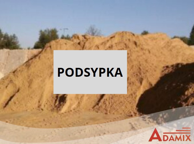 Góra piasku o drobnej granulacji, przeznaczona na podsypkę, z widocznym logo firmy Adamix w prawym dolnym rogu. Jasne, naturalne oświetlenie.