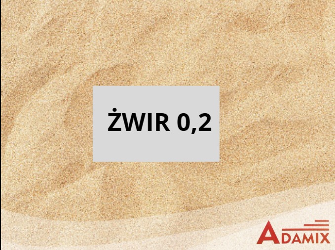 Jasny żwir o frakcji 0,2, prezentowany na jednolitym tle z widocznym logo firmy Adamix w prawym dolnym rogu. Materiał budowlany do wykorzystania w budownictwie i ogrodnictwie.