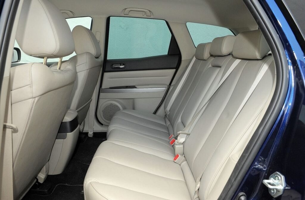 Wnętrze samochodu z jasną skórzaną tapicerką, widok na tylne siedzenia. Czyste i zadbane wnętrze pojazdu z Jeleniej Góry, gotowe do komfortowej podróży.