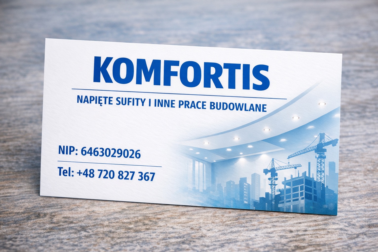 Wizytówka firmy KOMFORTIS z ofertą: sufity napinane i inne prace budowlane. Na wizytówce NIP, telefon i grafika z sufitami i budową.