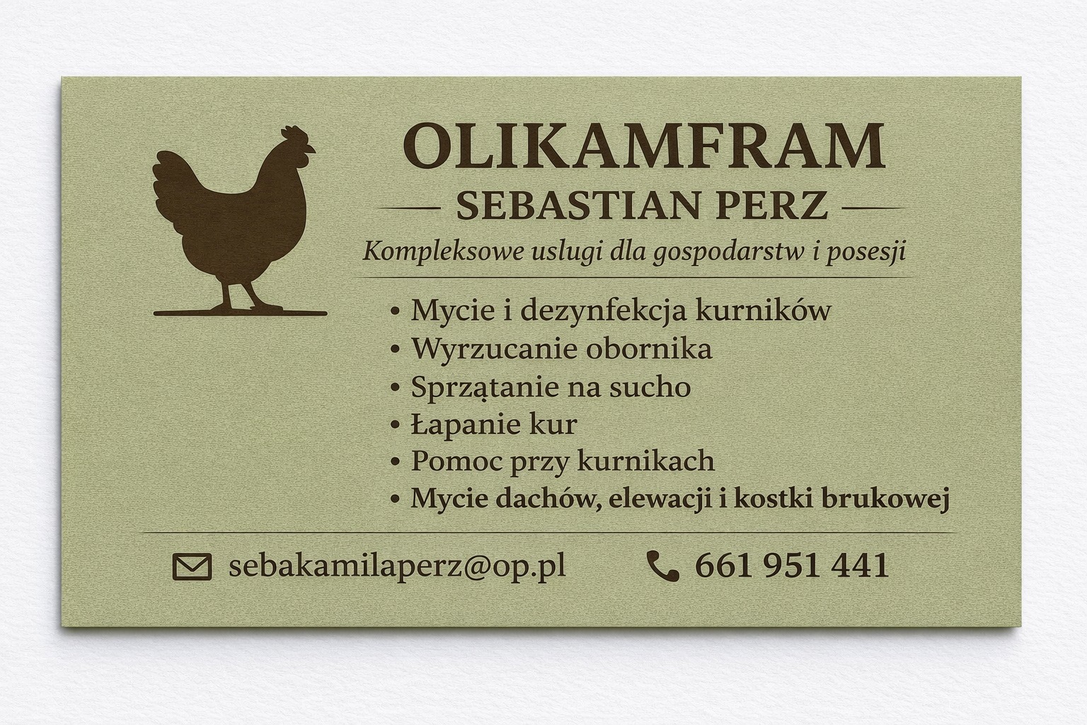 Wizytówka firmy Olikamfram oferującej kompleksowe usługi dla gospodarstw, w tym mycie kurników, elewacji, dachów i kostki brukowej. Kontakt: sebakamilaperz@op.pl, 661 951 441.