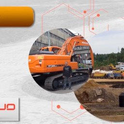 Kas-Bud przedsiębiorstwo ogólno budowlane. - Pomarańczowa koparka Doosan DX 255LC z operatorem na tle placu budowy z ciężarówkami i wykopem. Logo firmy Kas-Bud w lewym dolnym rogu.