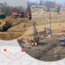 Kas-Bud przedsiębiorstwo ogólno budowlane. - Szeroki plan budowy z ciężkim sprzętem i hałdami ziemi, widok z góry z nałożonymi elementami graficznymi. W tle zarys gór.