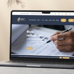 NiuBrands Marceli Ratajczak - Laptop prezentuje stronę biura rachunkowego z ofertą usług księgowych, z widocznym menu i elementami graficznymi. Stonowana kolorystyka i profesjonalny wygląd.