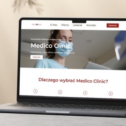 NiuBrands Marceli Ratajczak - Laptop prezentuje stronę internetową kliniki medycznej 'Medico Clinic' z nowoczesnym designem i intuicyjną nawigacją. Widoczne menu, logo i zdjęcie lekarza w tle.