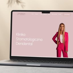 NiuBrands Marceli Ratajczak - Laptop wyświetla stronę internetową kliniki stomatologicznej Denidental z uśmiechniętą blondynką w różowym garniturze. Stonowana kolorystyka, cień roślinny w tle.