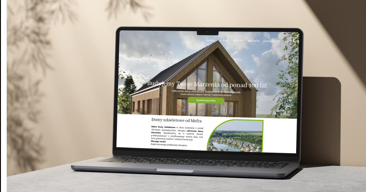 Laptop prezentuje stronę internetową firmy budującej domy szkieletowe. Widoczny nowoczesny design strony z dużym zdjęciem domu i hasłem 'Budujemy Twoje Marzenia'.