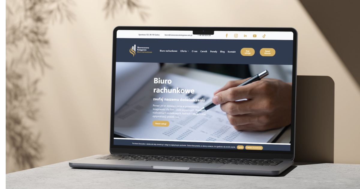 Laptop prezentuje stronę biura rachunkowego z ofertą usług księgowych, z widocznym menu i elementami graficznymi. Stonowana kolorystyka i profesjonalny wygląd.