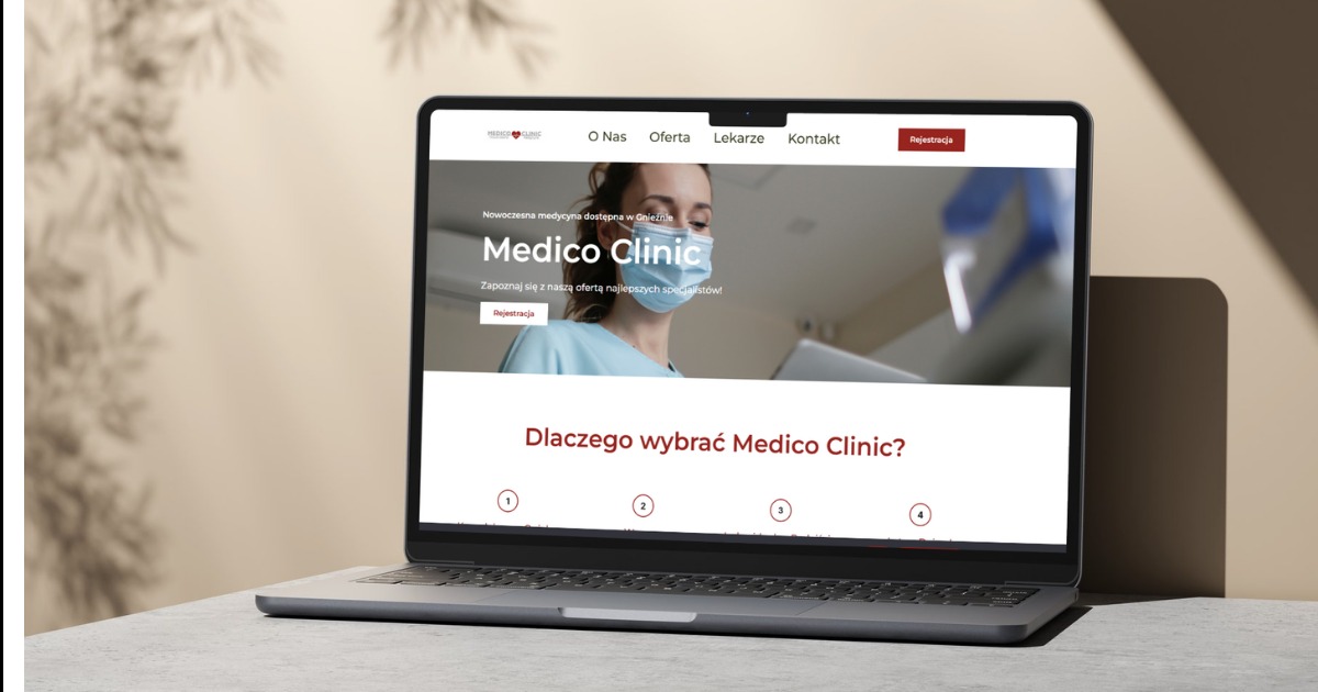 Laptop prezentuje stronę internetową kliniki medycznej 'Medico Clinic' z nowoczesnym designem i intuicyjną nawigacją. Widoczne menu, logo i zdjęcie lekarza w tle.