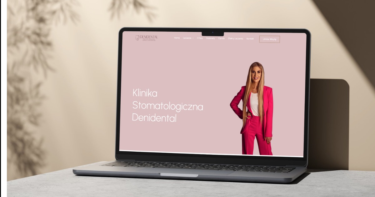 Laptop wyświetla stronę internetową kliniki stomatologicznej Denidental z uśmiechniętą blondynką w różowym garniturze. Stonowana kolorystyka, cień roślinny w tle.