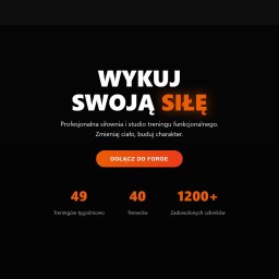 Pascal Nowik-Bołtyk - Strona internetowa siłowni Forge Fitness z hasłem 'Wykuć swoją siłę', przyciskiem 'Dołącz do Forge' i informacją o 49 treningach tygodniowo, 40 trenerach i 1200+ zadowolonych klientach.