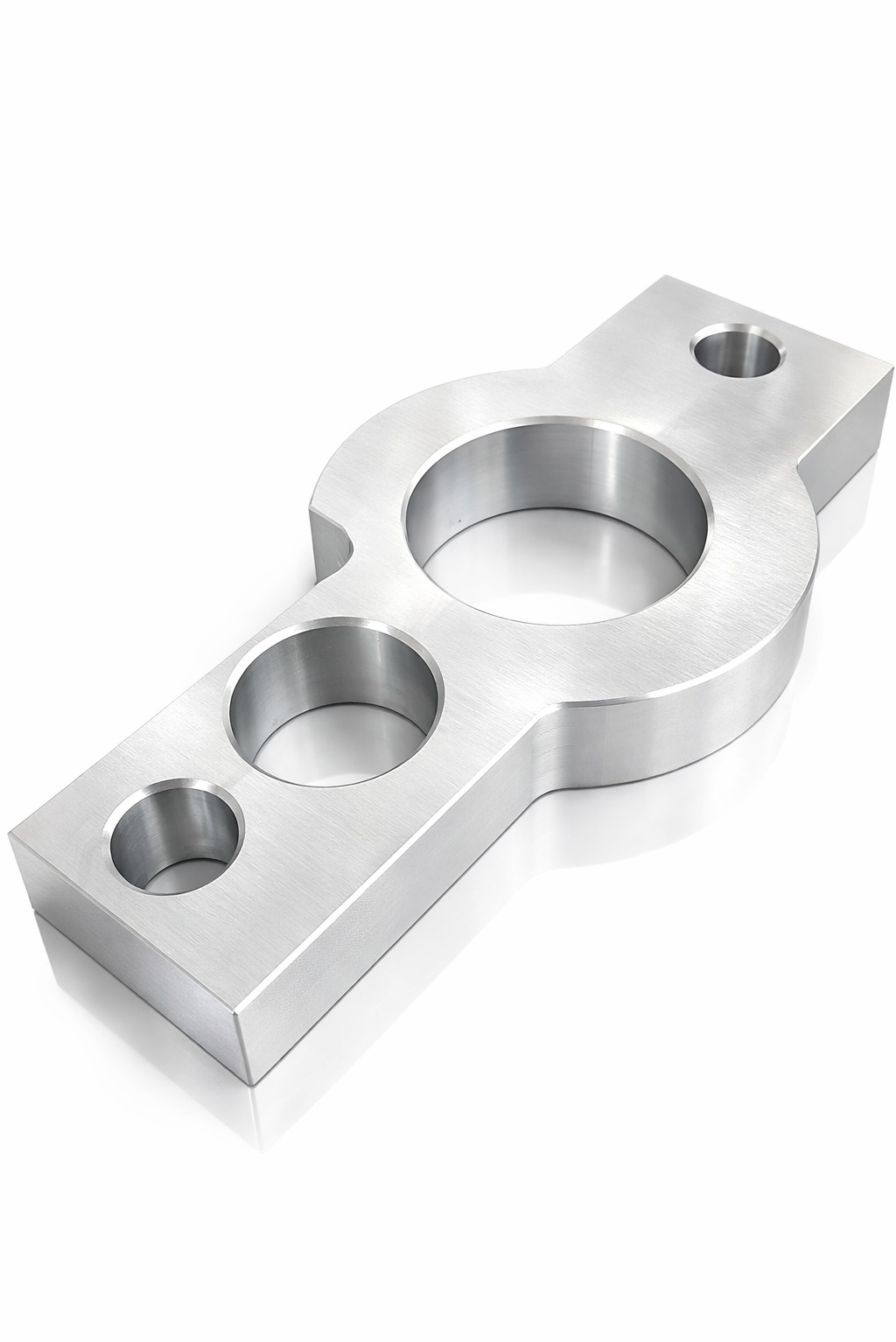 Precyzyjnie wykonany, srebrny element metalowy z otworami o różnych średnicach, leżący na białym tle z delikatnym odbiciem. Widoczne ślady obróbki.