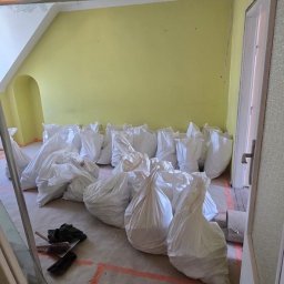 Zabezpieczamy podłogę i zabieramy gruz