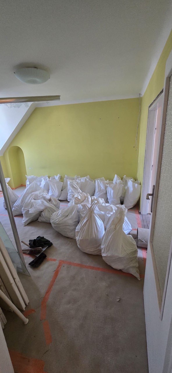 Zabezpieczamy podłogę i zabieramy gruz