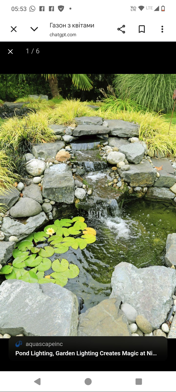 Oczko wodne z kaskadą, otoczone kamieniami i roślinnością. W wodzie pływają liście lilii wodnych z żółtym kwiatem. Ujęcie z bliska, naturalne światło.