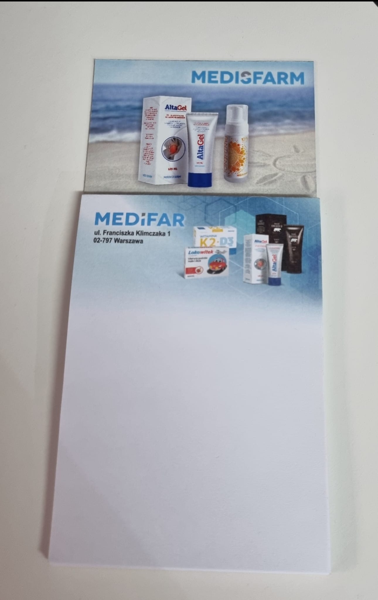 Notes z magnesem firmy MEDIFAR z reklamą produktów AltaGel i Lokowitek, adres firmy na białym tle. Produkt reklamowy z nadrukiem.