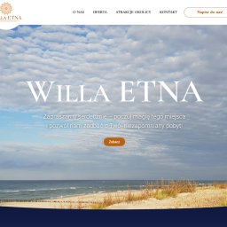 BossCats - Strona internetowa Willa Etna z widokiem na morze i plażę. Nagłówek z menu i logo. Dominują błękitne niebo z chmurami i piaskowy brzeg. Zaproszenie do pobytu.