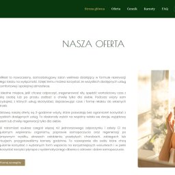 BossCats - WellRest strona internetowa z sekcją 'NASZA OFERTA' i opisem usług wellness, obok której kobieta z zamkniętymi oczami relaksuje się w parze, oświetlona ciepłym światłem.