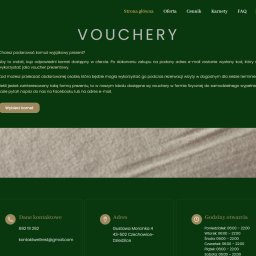 BossCats - Zrzut ekranu strony internetowej WELLREST w ciemnozielonej kolorystyce, prezentujący sekcję 'VOUCHERY' z opisem zakupu karnetów, nawigacją i danymi kontaktowymi w stopce.