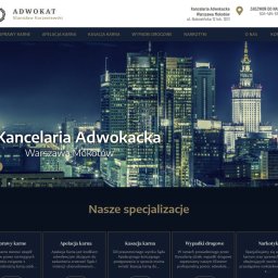 BossCats - Strona główna kancelarii adwokackiej z nocnym widokiem na panoramę Warszawy, menu nawigacyjnym i sekcją 'Nasze specjalizacje' z opisami usług prawnych.
