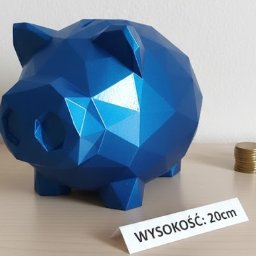 Adrian Pruski - Niebieska, geometryczna skarbonka świnka wydrukowana w 3D, z widoczną kartką z informacją o wysokości 20cm i monetami w tle.