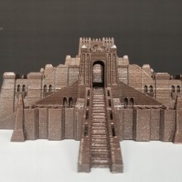 Adrian Pruski - Model architektoniczny zamku z wyraźnymi warstwami druku 3D, schody prowadzące do łukowego wejścia, brązowy filament na białym tle, czarne tło w tle.