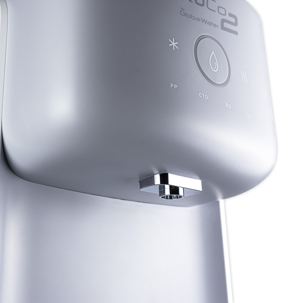Szczegółowe ujęcie dystrybutora wody GlobalWater Co2 z chromowanym kranikiem, widoczne oznaczenia filtrów PP, CTO, RO, T33 i przycisk z symbolem kropli.