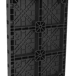 PLASPANEL Ltd - Czarny, modułowy panel konstrukcyjny z tworzywa sztucznego, widoczny z perspektywy. Panel ma regularną strukturę z kwadratowymi polami i wzorem krzyżowym.