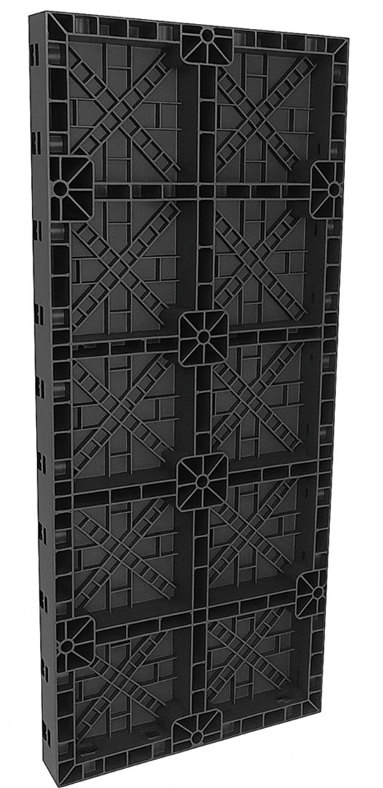 Czarny, modułowy panel konstrukcyjny z tworzywa sztucznego, widoczny z perspektywy. Panel ma regularną strukturę z kwadratowymi polami i wzorem krzyżowym.