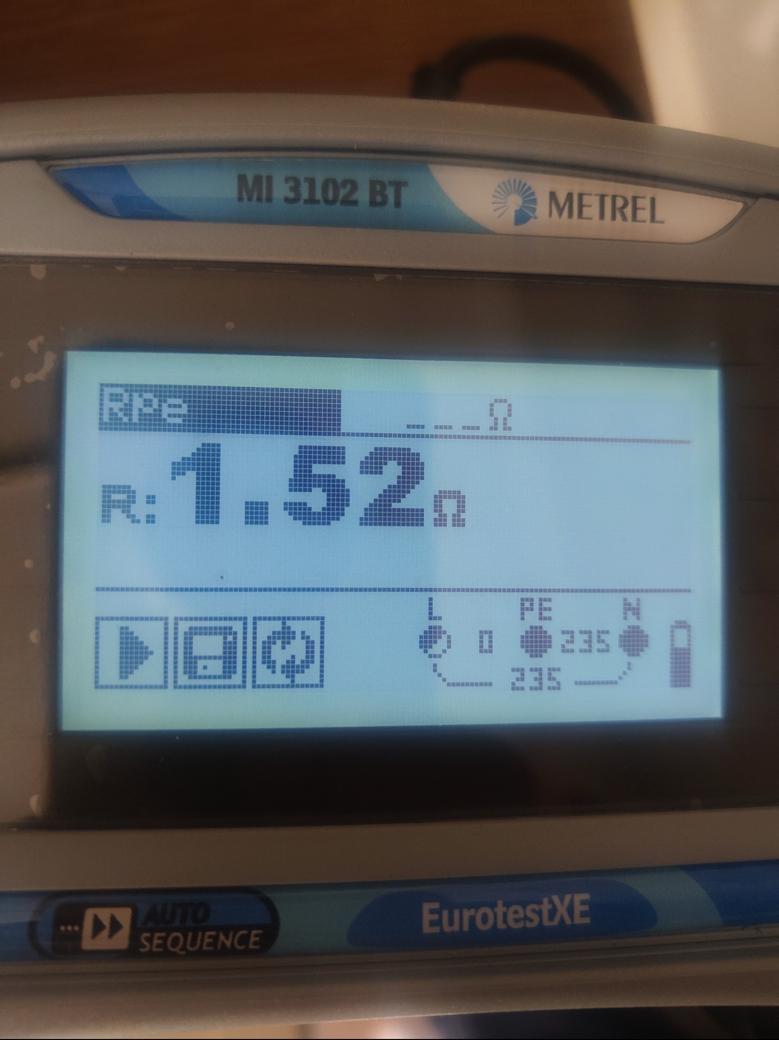 Miernik Metrel MI 3102 BT EurotestXE z wyświetlonym wynikiem pomiaru rezystancji 1.52 Ω, wskazujący na wykonanie pomiarów elektrycznych.