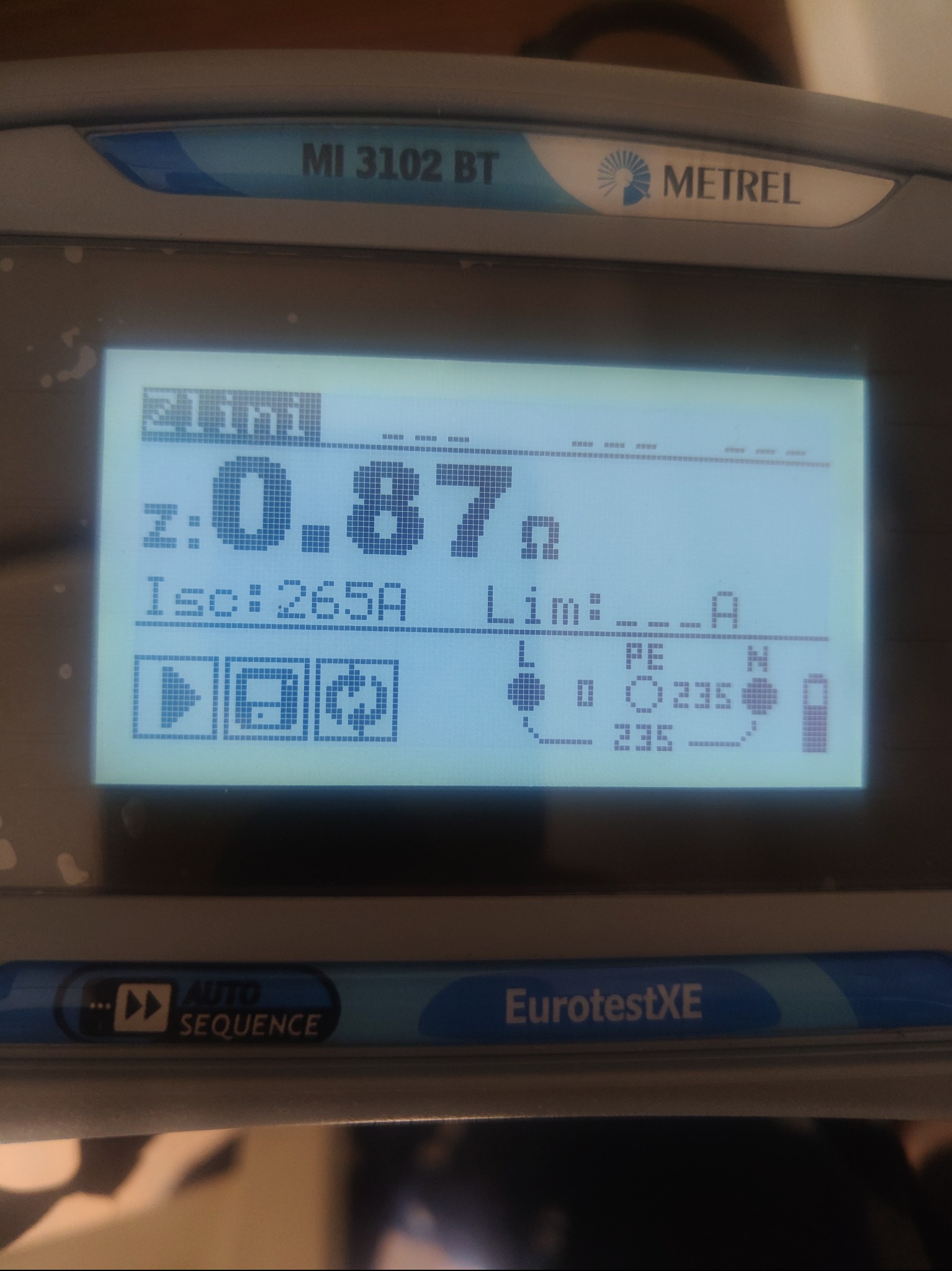 Ekran miernika Metrel MI 3102 BT EurotestXE z wynikami pomiarów elektrycznych: Z=0.87 Ω, Isc=265A, wskazania napięć. Widoczne ikony i parametry testu.