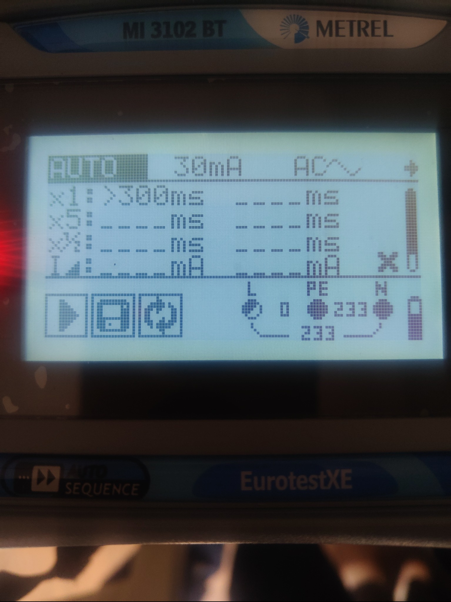 Ekran miernika elektrycznego Metrel MI 3102 BT z wyświetlonymi wynikami pomiarów: napięcie AC, prąd 30mA i czasy X1, X5. Widoczne ikony i parametry pomiarowe.