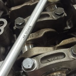 NorthTruck Norbert Kiczor - Pomiar wału korbowego silnika narzędziem YATO w Suchedniowie. Widoczne elementy silnika i narzędzie pomiarowe z podziałką kątową. Detal z bliska, oświetlenie warsztatowe.