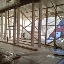 Prace w drewnie , budowa ścian , poprawki po poprzednikach są naszym częstym wyzwaniem .