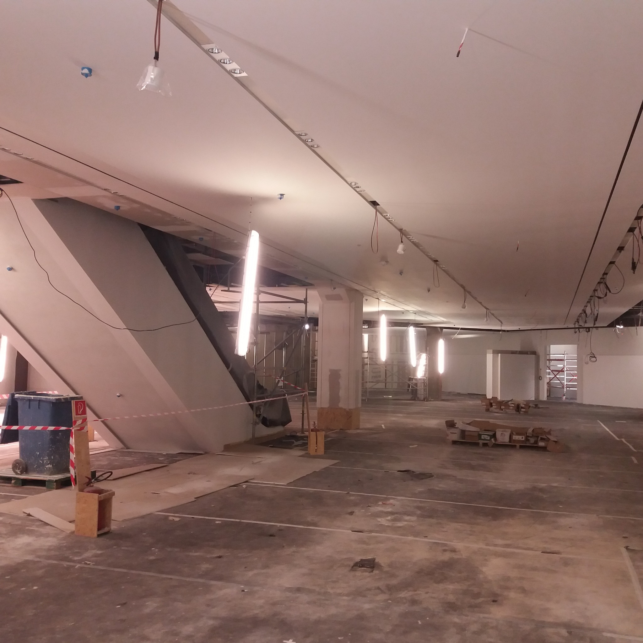 Elektryka , szpachlowanie , malowanie obróbka ruchomych schodów , filarów , dekorów .