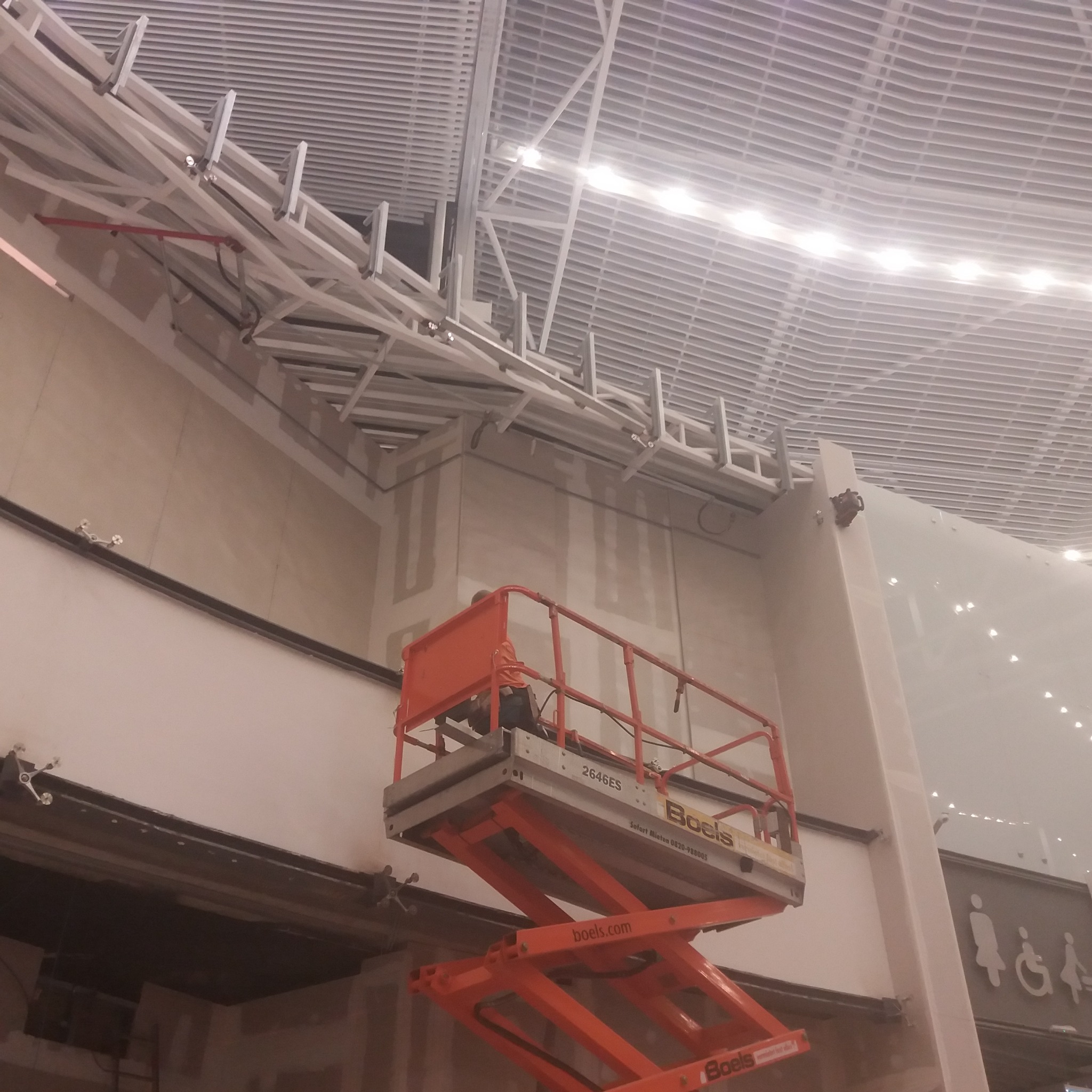 Montaż wykuszu na zewnętrznej fasadzie