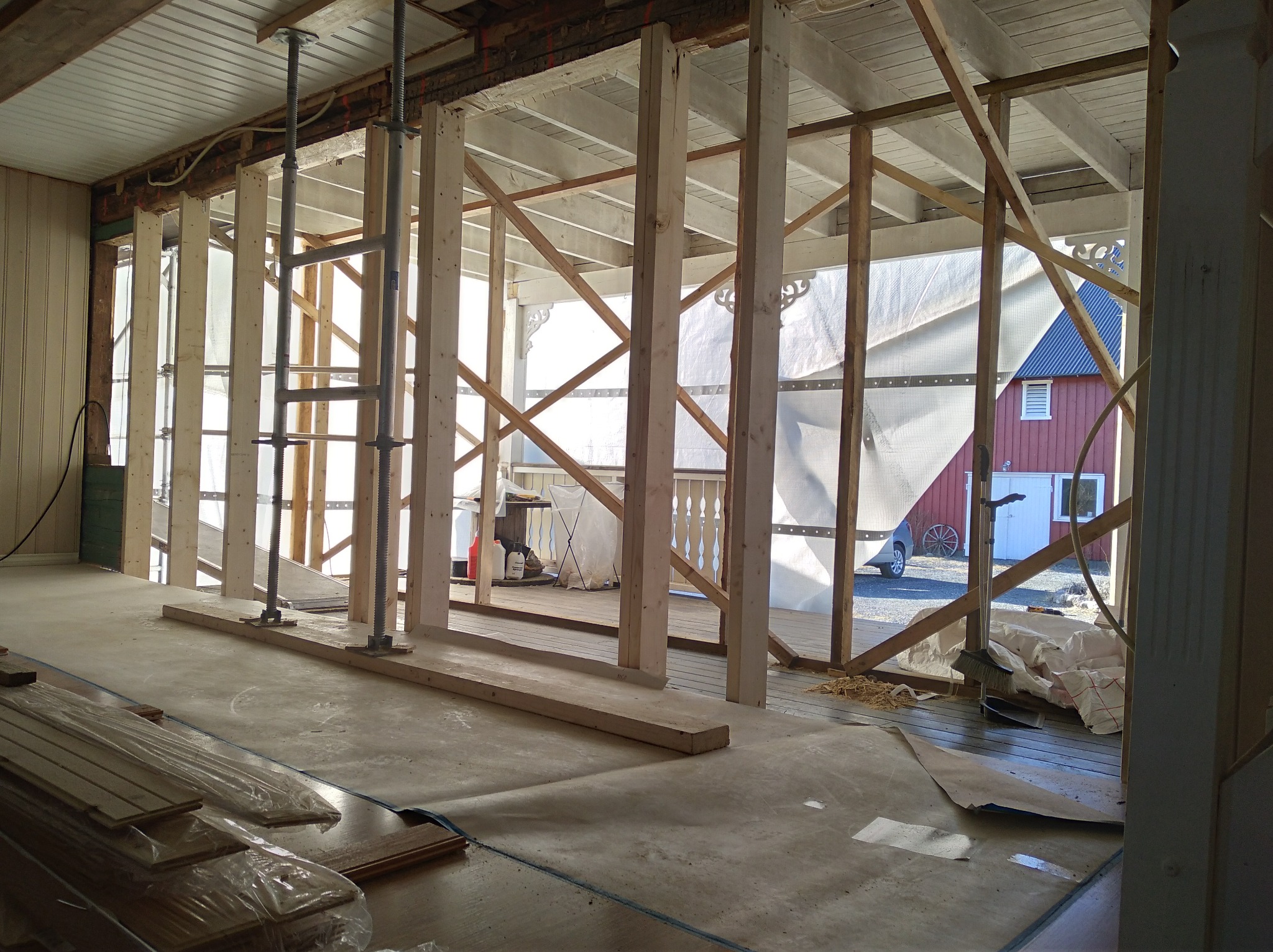 Prace w drewnie , budowa ścian , poprawki po poprzednikach są naszym częstym wyzwaniem .