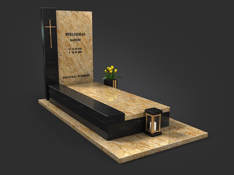Granitowy nagrobek w odcieniach beżu i czerni z wygrawerowanym napisem, krzyżem i dekoracyjnym lampionem. Minimalistyczny design, gładkie powierzchnie, kwiaty w wazonie.