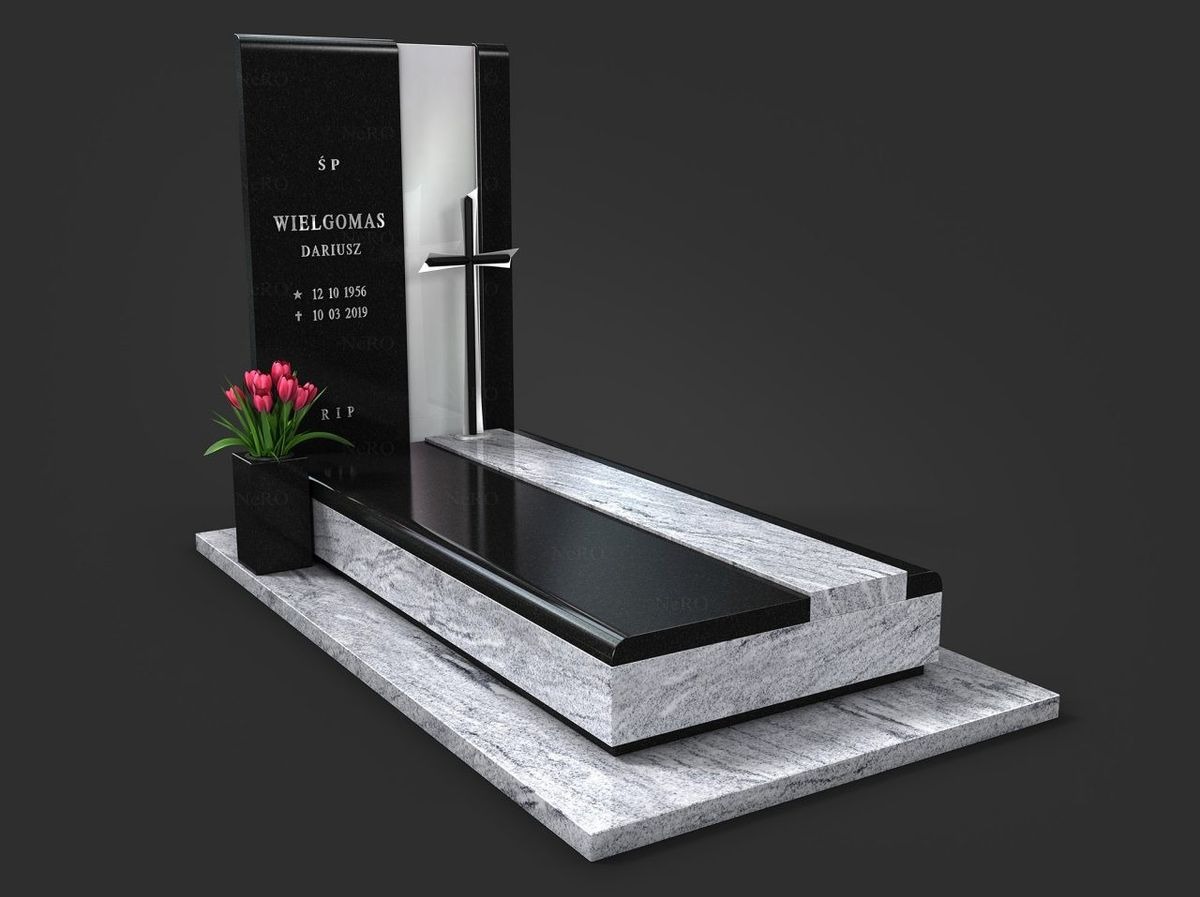 Czarno-biały nagrobek z granitu z krzyżem i wazonem z tulipanami, na ciemnym tle. Widoczne inskrypcje i daty. Nowoczesny design.